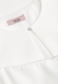 Renee - Biała Sukienka VICES o Dopasowanym Kroju z Narzutką Kelaleno. Okazja: na randkę, na imprezę. Kolor: biały. Materiał: poliester. Długość rękawa: na ramiączkach. Typ sukienki: dopasowane #4