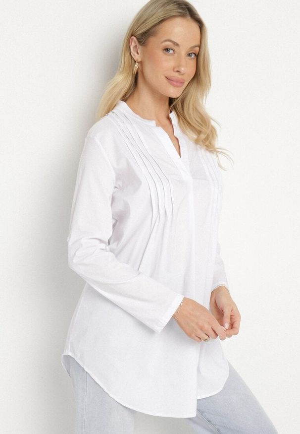 Born2be - Biała Bluzka z Wiskozy Ozdobiona Marszczeniem z Regulowanymi Rękawami Nonamara. Okazja: na co dzień. Kolor: biały. Materiał: wiskoza. Długość rękawa: długi rękaw. Długość: długie. Wzór: aplikacja. Styl: casual, elegancki