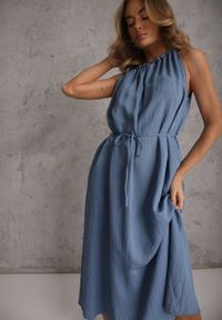 Renee - Niebieska Sukienka Bez Rękawów z Wiskozy z Ozdobnym Dekoltem i Wiązaniem w Talii Azeira. Okazja: na co dzień. Kolekcja: plus size. Kolor: niebieski. Materiał: wiskoza. Długość rękawa: bez rękawów. Typ sukienki: dla puszystych. Styl: casual #6