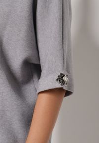 Born2be - Szary Sweter Ozdobiony na Rękawach Cyrkoniami Aletusa. Okazja: na co dzień. Kolor: szary. Materiał: jeans. Wzór: aplikacja. Styl: elegancki, casual #2