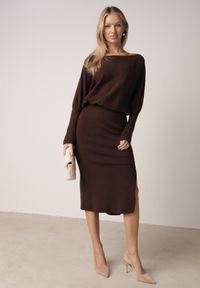 Born2be - Brązowa Dzianinowa Sukienka z Wiskozą o Nietoperzowym Kroju z Dekoltem w Łódkę Tisan. Okazja: na co dzień, na spotkanie biznesowe. Typ kołnierza: dekolt w łódkę. Kolor: brązowy. Materiał: dzianina, wiskoza. Styl: casual, biznesowy #7