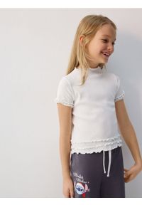 Reserved - Prążkowany t-shirt - złamana biel. Materiał: prążkowany #1