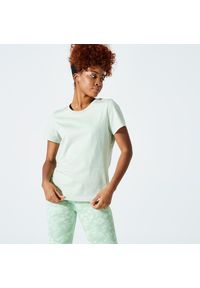DOMYOS - Koszulka z krótkim rękawem damska regular Fitness 500 Essentials. Kolor: zielony. Materiał: materiał, bawełna. Długość rękawa: krótki rękaw. Długość: krótkie. Sport: joga i pilates, fitness #1