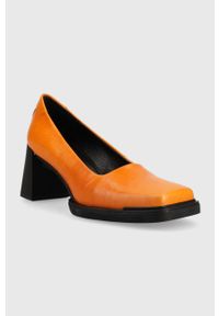 Vagabond Shoemakers czółenka skórzane Edwina kolor pomarańczowy na słupku. Kolor: pomarańczowy. Materiał: skóra. Obcas: na słupku. Wysokość obcasa: średni #3