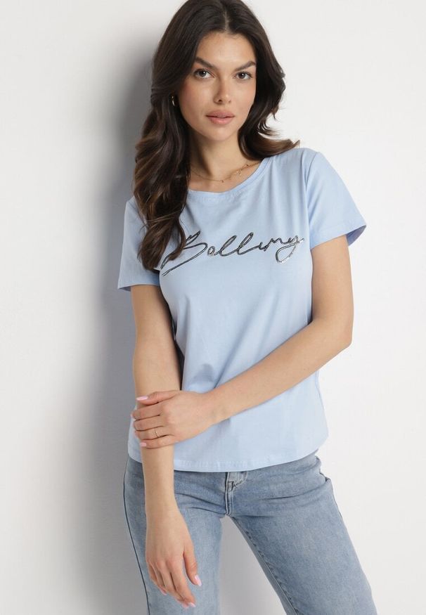 Born2be - Jasnoniebieski Bawełniany T-shirt z Ozdobnym Napisem Virretis. Okazja: na co dzień. Kolor: niebieski. Materiał: bawełna. Wzór: napisy. Styl: klasyczny, casual