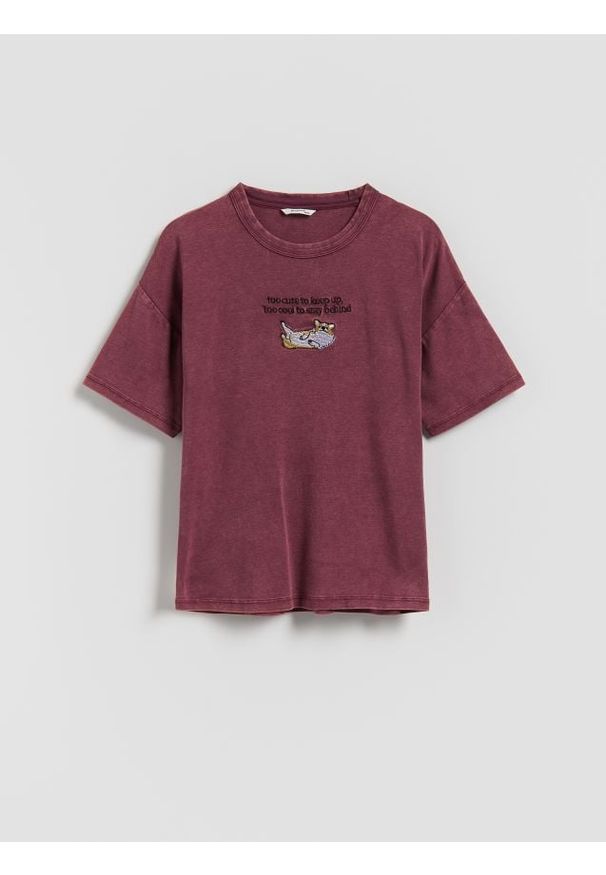 Reserved - Krótki t-shirt z haftem - bordowy. Kolor: czerwony. Materiał: bawełna. Długość: krótkie. Wzór: haft