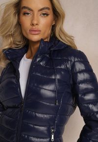 Renee - Granatowa Pikowana Kurtka z Odpinanym Kapturem Telianna. Kolor: niebieski. Styl: elegancki