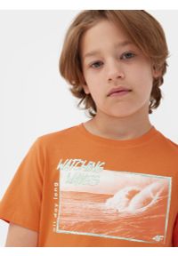 4f - T-shirt z nadrukiem chłopięcy. Kolor: pomarańczowy. Materiał: bawełna. Wzór: nadruk #2
