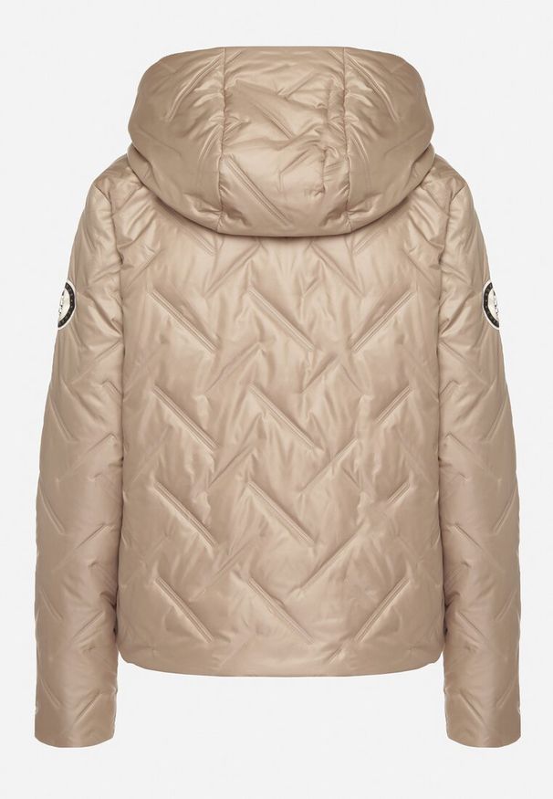Born2be - Ciemnobeżowa Pikowana Kurtka z Kapturem Ozdobiona Naszywką Rilumia. Okazja: na co dzień. Typ kołnierza: kaptur. Kolor: beżowy. Materiał: jeans. Wzór: aplikacja. Styl: casual