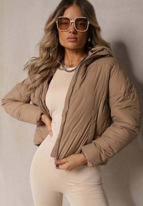 Renee - Ciemnobeżowa Kurtka Pikowana Wykończona Kapturem Aviatoria. Okazja: do pracy, na co dzień. Kolor: beżowy. Materiał: jeans. Styl: elegancki, casual