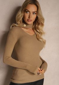 Renee - Jasnobeżowy Sweter Golf z Ozdobnym Wycięciem Przy Dekolcie Erticia. Typ kołnierza: golf. Kolor: beżowy. Sezon: zima #4