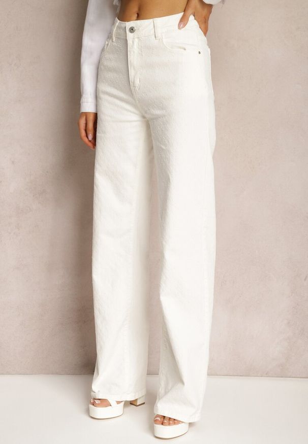Renee - Białe Szerokie Jeansy z Bawełnianej Tkaniny Plumeti High Waist Rrisa. Okazja: na co dzień. Stan: podwyższony. Kolor: biały. Długość: krótkie. Styl: klasyczny, casual, boho