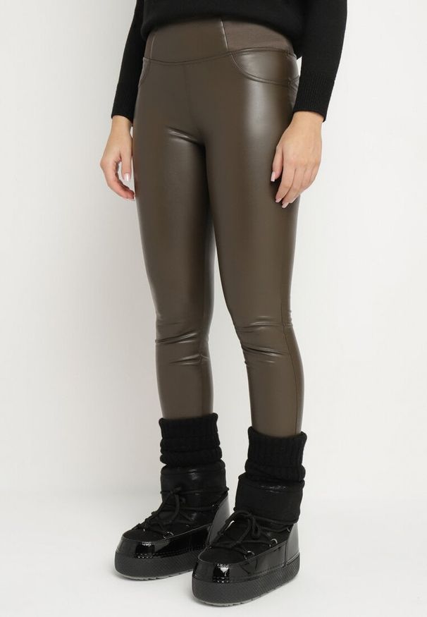 Born2be - Brązowe Ocieplane Legginsy z Ekoskóry z Wysokim Stanem Feliora. Okazja: na co dzień. Stan: podwyższony. Kolor: brązowy. Materiał: satyna. Styl: elegancki, wizytowy, casual