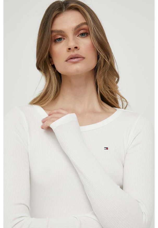 TOMMY HILFIGER - Tommy Hilfiger longsleeve damski kolor beżowy. Kolor: beżowy. Materiał: materiał, dzianina, prążkowany. Długość rękawa: długi rękaw. Długość: długie. Wzór: aplikacja