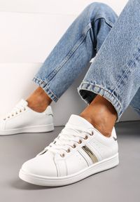 Renee - Białe Sneakersy z Ozdobnymi Wstawkami Klordiana. Nosek buta: okrągły. Zapięcie: sznurówki. Kolor: biały. Materiał: materiał. Obcas: na obcasie. Wysokość obcasa: niski #1
