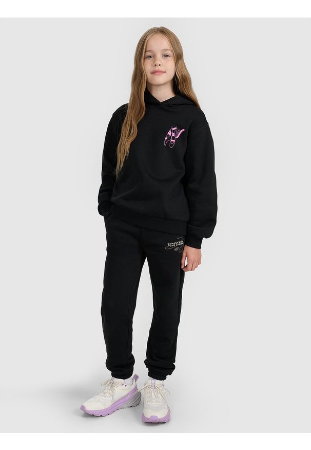 4f - 4F Spodnie dresowe joggery dziewczęce - czarne 122 (6-7 lat). Okazja: na co dzień. Kolor: czarny. Materiał: dresówka. Wzór: gładki, ze splotem. Sezon: lato. Styl: młodzieżowy, casual, sportowy