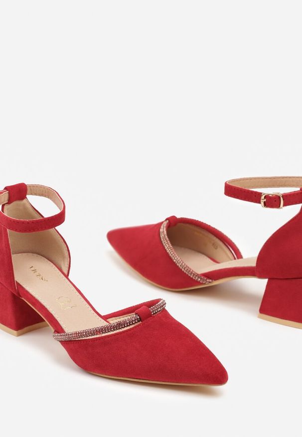 Renee - Czerwone Czółenka Vices na Słupku z Wkładką ze Skóry Naturalnej i Cyrkoniami Learetha. Okazja: na co dzień, na spotkanie biznesowe. Nosek buta: szpiczasty. Zapięcie: sprzączka. Kolor: czerwony. Materiał: skóra. Wzór: aplikacja. Obcas: na słupku. Styl: biznesowy, casual, wizytowy