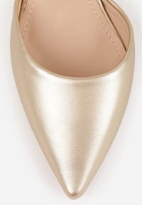 Born2be - Złote Czółenka Brethopheu. Zapięcie: sprzączka. Kolor: złoty. Obcas: na obcasie. Wysokość obcasa: średni #4