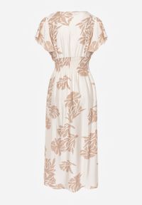 Born2be - Beżowa Wiskozowa Sukienka o Rozkloszowanym Kroju z Kopertowym Dekoltem Morgassa. Okazja: na co dzień. Kolor: beżowy. Materiał: wiskoza. Wzór: kwiaty. Sezon: lato. Typ sukienki: kopertowe. Styl: casual, klasyczny #4