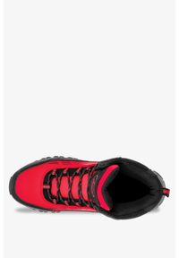 Casu - Czerwone buty trekkingowe sznurowane softshell casu a2005-4. Okazja: na spacer. Kolor: czarny, wielokolorowy, czerwony. Materiał: softshell. Szerokość cholewki: normalna. Sport: turystyka piesza