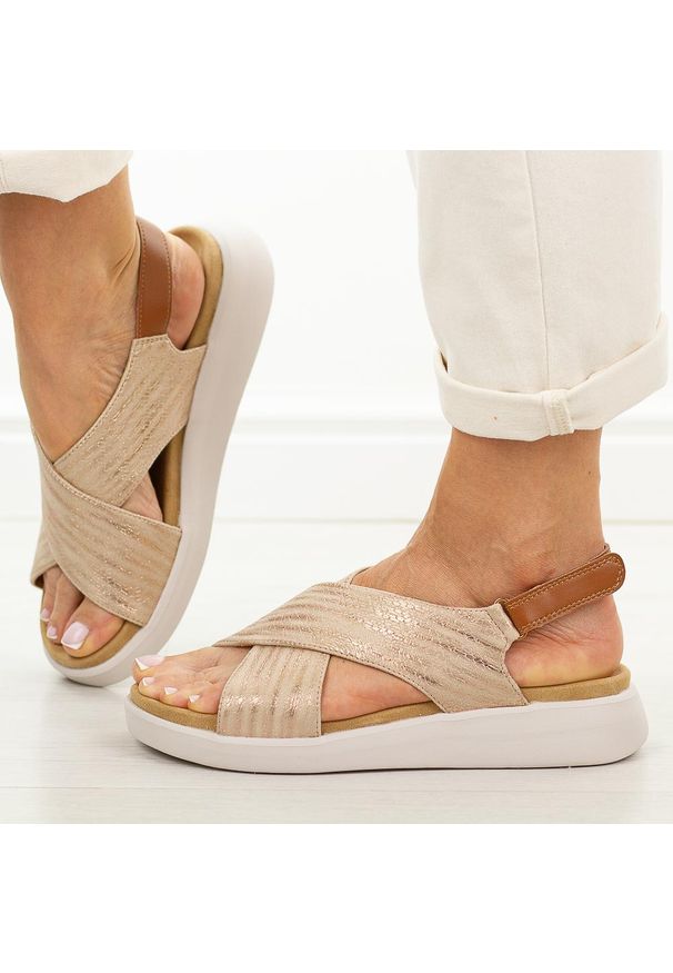 Beżowe sandały damskie Sergio Leone Sk156. Okazja: na co dzień, na spacer. Kolor: beżowy. Materiał: skóra. Sezon: wiosna, lato. Styl: casual, klasyczny, elegancki