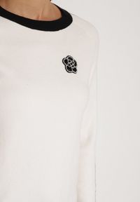 Born2be - Biały Sweter Ozdobiony Paskami i Aplikacją Tusanne. Okazja: na co dzień. Kolor: biały. Materiał: jeans. Wzór: aplikacja. Styl: casual, elegancki #5