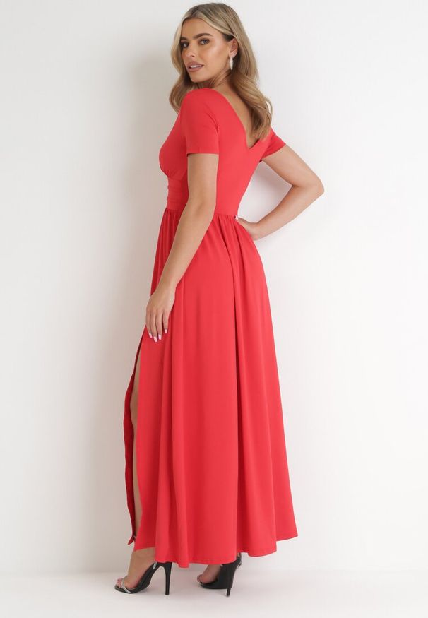 Born2be - Czerwona Rozkloszowana Sukienka Maxi z Głębokim Dekoltem z Rozcięciem Wyla. Kolor: czerwony. Długość rękawa: krótki rękaw. Sezon: wiosna, lato. Długość: maxi