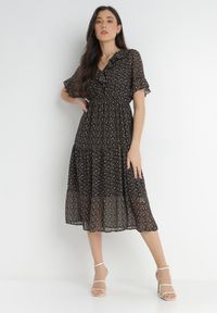 Born2be - Czarna Sukienka Koti. Typ kołnierza: kołnierz z falbankami. Kolor: czarny. Materiał: tkanina. Długość rękawa: krótki rękaw. Wzór: nadruk, aplikacja, kwiaty. Długość: midi #5