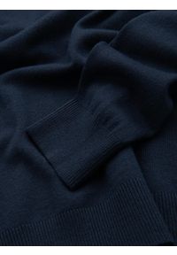 Ombre Clothing - Klasyczny męski sweter z wiskozą BASIC z okrągłym dekoltem – granatowy V9. Kolor: niebieski. Materiał: wiskoza. Styl: klasyczny #5