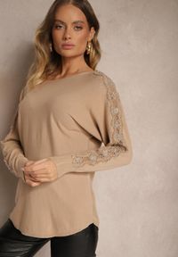 Renee - Ciemnobeżowy Sweter z Wiskozą z Cyrkoniami i Koronką na Rękawach Enarimia. Okazja: na co dzień. Kolor: beżowy. Materiał: koronka, wiskoza. Wzór: koronka. Sezon: wiosna. Styl: elegancki, casual #5