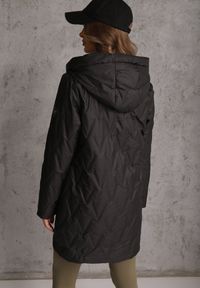 Renee - Czarna Długa Kurtka Parka Pikowana z Kapturem Ozdobiona Aplikacją Rossea. Okazja: na co dzień. Typ kołnierza: kaptur. Kolor: czarny. Materiał: poliester, jeans. Długość: długie. Wzór: aplikacja. Styl: casual, street #3