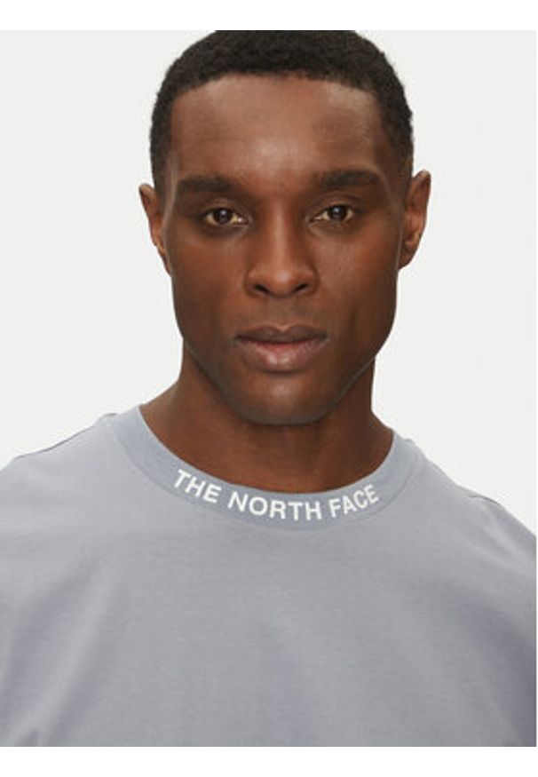 The North Face T-Shirt Zumu NF0A87DD Szary Regular Fit. Kolor: szary. Materiał: bawełna