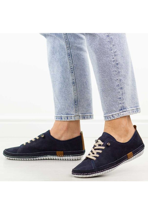 Granatowe skórzane półbuty damskie T.Sokolski 2948. Okazja: na co dzień. Nosek buta: okrągły. Kolor: niebieski. Materiał: skóra, nubuk. Szerokość cholewki: normalna. Sezon: wiosna, jesień, lato. Styl: casual, elegancki, klasyczny