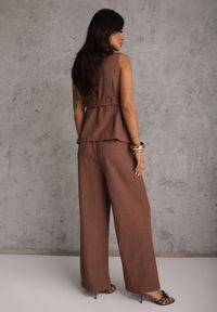 Renee - Brązowy Garniturowy Komplet z Bawełną Spodnie Wide Leg i Kamizelka Utility Aloane. Kolor: brązowy. Materiał: bawełna #5