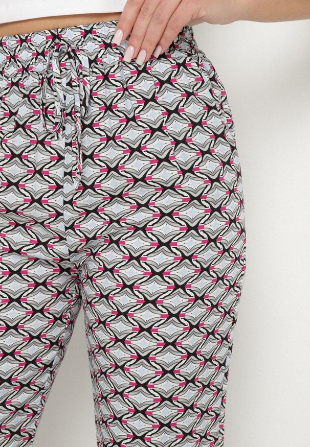 Born2be - Fioletowe Spodnie z Bawełny z Gumką w Talii i Kieszeniami w Geometryczny Wzór Lisadelia. Okazja: na co dzień. Kolor: fioletowy. Materiał: bawełna. Wzór: geometria. Styl: casual, klasyczny, elegancki