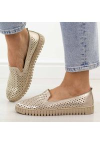 DEONI - Złote ażurowe skórzane Polskie półbuty damskie Deoni D056. Okazja: na co dzień. Nosek buta: okrągły. Kolor: złoty. Materiał: skóra. Szerokość cholewki: normalna. Wzór: ażurowy. Sezon: wiosna, jesień, lato. Styl: casual, elegancki, klasyczny #1