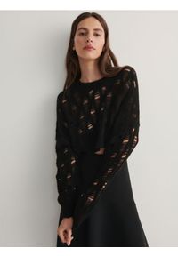 Reserved - Sweter z rozdarciami - czarny. Kolor: czarny. Materiał: dzianina. Długość: krótkie