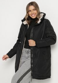 Born2be - Czarna Klasyczna Kurtka Parka z Futrzaną Wyściółką Olenevia. Okazja: na co dzień. Kolor: czarny. Materiał: futro. Styl: klasyczny #4