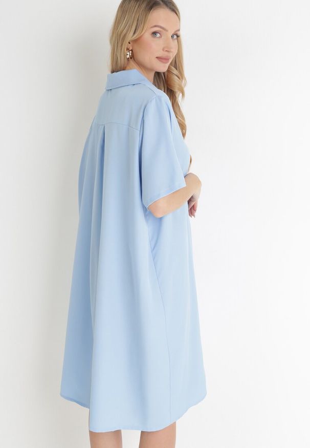 Born2be - Niebieska Rozkloszowana Sukienka z Zakładkami i Kołnierzykiem Alisano. Kolor: niebieski. Wzór: aplikacja. Sezon: lato