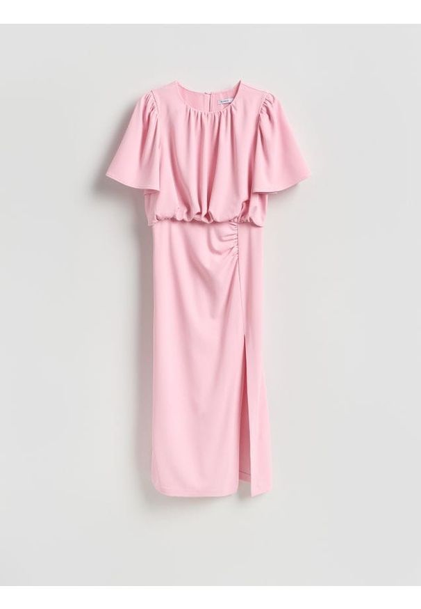 Reserved - Sukienka midi z marszczeniem - pastelowy róż. Kolor: różowy. Materiał: tkanina. Wzór: gładki. Długość: midi