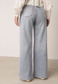 Born2be - Niebieskie Szerokie Jeansy z Ozdobnym Boho Nadrukiem na Nogawkach Asoochis. Okazja: na co dzień. Kolor: niebieski. Wzór: nadruk. Sezon: lato. Styl: boho #3