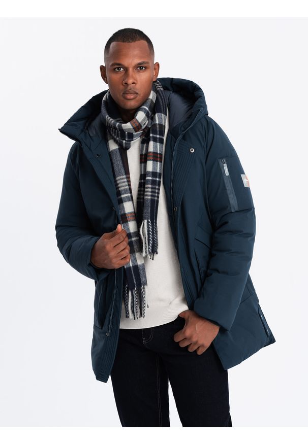 Ombre Clothing - Długa sezonowa kurtka męska w stylu outdoorowym – granatowa V2 - Rozmiar: L. Typ kołnierza: kaptur. Kolor: niebieski. Materiał: guma, tkanina, poliester, materiał, syntetyk. Długość: długie. Wzór: aplikacja