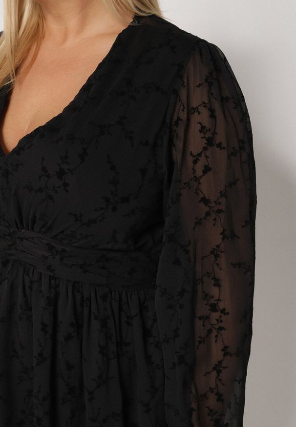 Born2be - Czarna Rozkloszowana Sukienka z Siateczki z Kwiatowym Wzorem Vidnessa. Okazja: na co dzień. Typ kołnierza: dekolt w kształcie V. Kolekcja: plus size. Kolor: czarny. Materiał: poliester. Wzór: kwiaty. Typ sukienki: dla puszystych. Styl: klasyczny, casual