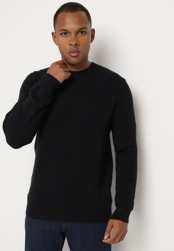 Born2be - Czarny Klasyczny Sweter z Wełną Neanora. Okazja: na co dzień. Kolor: czarny. Materiał: wełna. Długość rękawa: długi rękaw. Długość: długie. Styl: klasyczny