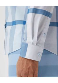 Burberry - BURBERRY - Niebieska koszula w kratkę. Kolor: niebieski. Materiał: materiał. Długość rękawa: długi rękaw. Długość: długie. Wzór: kratka. Styl: klasyczny
