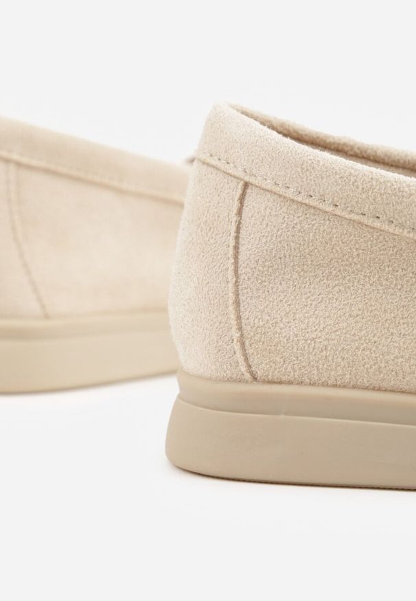 Born2be - Beżowe Mokasyny z Imitacji Zamszu z Ozdobnym Przeszyciem i Zawieszką Veleyra. Okazja: na co dzień, do pracy, na spotkanie biznesowe. Kolor: beżowy. Materiał: zamsz. Styl: klasyczny, casual, biznesowy