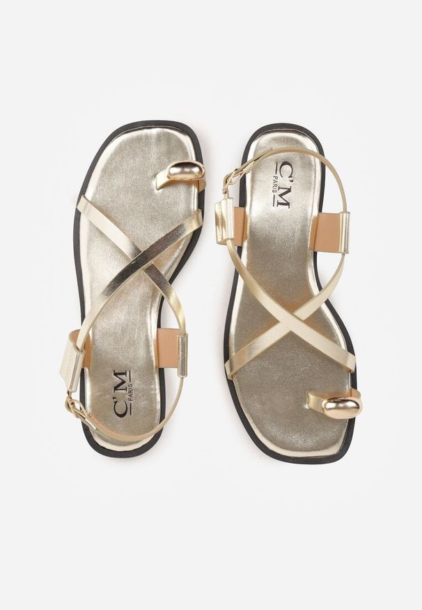 Renee - Złote Sandały Typu Japonki Ozdobione Metaliczną Aplikacją Grynyra. Kolor: złoty. Wzór: aplikacja. Sezon: lato