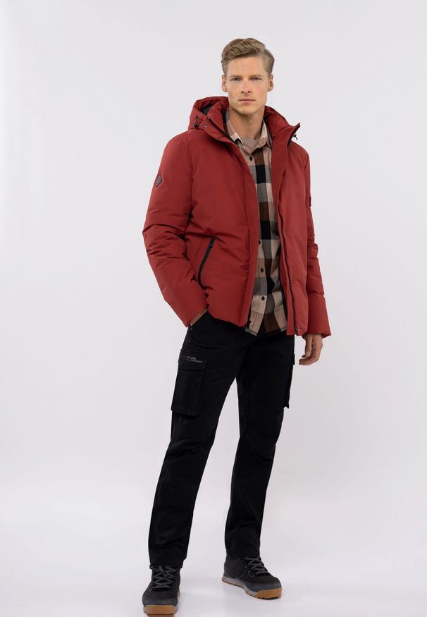 Volcano - Ciepła kurtka J-BRUNO. Okazja: na co dzień. Typ kołnierza: kołnierzyk stójkowy. Materiał: dzianina, materiał. Wzór: gładki. Sezon: zima. Styl: casual