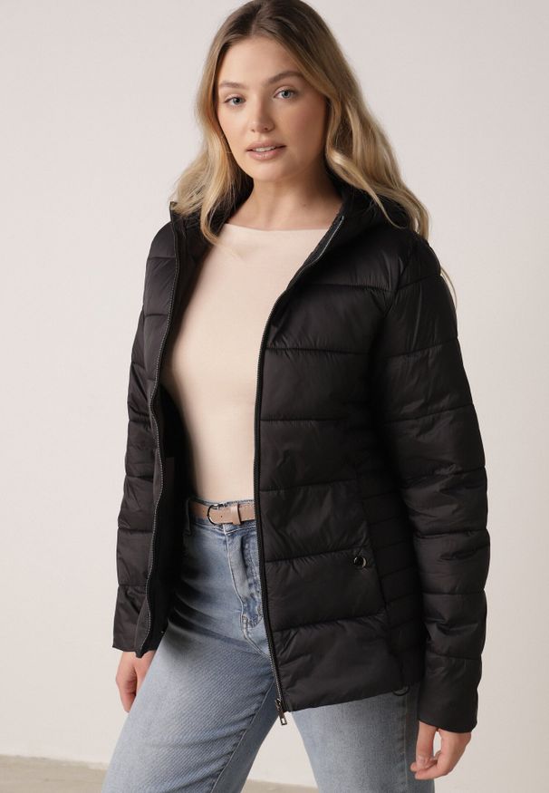 Born2be - Czarna Kurtka Pikowana na Sezon Pzejściowy z Kapturem Zinnitha. Okazja: na co dzień. Typ kołnierza: kaptur. Kolor: czarny. Materiał: nylon, dresówka. Styl: casual