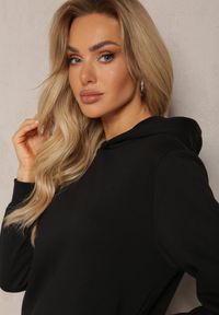 Renee - Czarna Sukienka Dresowa Oversize z Kapturem Elderre. Okazja: na co dzień. Typ kołnierza: kaptur. Kolor: czarny. Wzór: jednolity. Typ sukienki: oversize. Materiał: dresówka. Długość rękawa: długi rękaw. Styl: sportowy, casual. Długość: midi #3